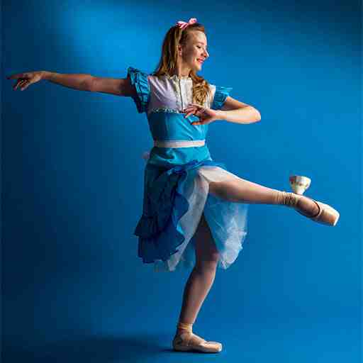 Momix: Alice